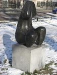 905788 Afbeelding van het bronzen beeldhouwwerk 'Zittend figuur' van Willy Blees (1931-1988) in winterse sfeer, in 1982 ...